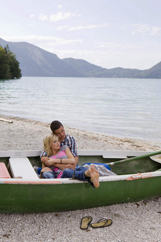 西方人,两个人,坐,抱,竖图,俯视,室外,白天,爱情,海浪,海洋,沙滩,山,山脉,船,欧洲,欧洲人,阴影,服装,光线,沙子,影子,海岸,浪花,山峰,水平线,云,云朵,木船,海平线,沙地,山峦,浪漫,云彩,抬腿,注视,休闲装,衣服,蓝色,白云,蓝天,天空,阳光,海水,木制品,交通工具,群山,天,观察,看,休闲,温暖,温馨,休闲服,恩爱,恋人,服饰,晴朗,抱着,观看,桨,和睦,察看,舟,搂着,关注,载具,海景,男人,男性,年轻男性,年轻女性,女人,女性,白种人,情侣,大海,风浪,海,海水的波动,海滩,近岸浪,涌浪,晴空,怀抱,搂,搂抱,相抱,拥抱,坐着,彩图,高角度拍摄,全身,伴侣,融洽