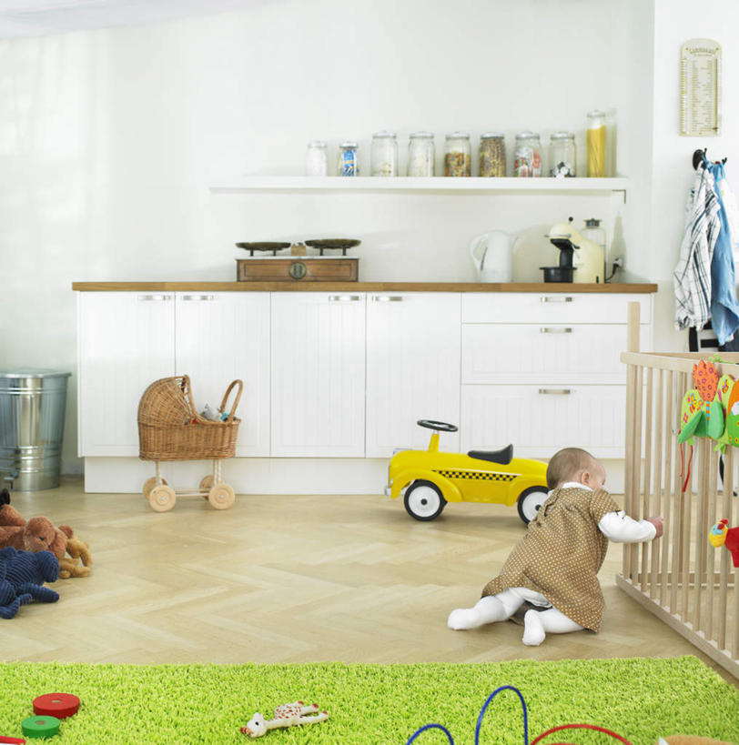 西方人,婴儿,儿童,一个人,竖图,室内,白天,婴儿服装,游戏,纯洁,柜子,玩具,纺织品,欧洲,欧洲人,仅一个人,阴影,装饰,反射,毛毯,毯子,影子,墙,储物柜,玩,置物架,注视,娱乐,架子,墙壁,墙面,纺织,小孩,背面,绿色,垫子,观察,看,趴着,休闲,温暖,可爱,益智,活泼,观看,活动,华丽,修饰,点缀,察看,储存,发泄,关注,消遣,智力,宝宝,陈列架,纯真,烂漫,无邪,宣泄,衬托,美观,雅致,雅观,搁架,储备,蕴藏,贮备,伶俐,天真,白种人,孩子,趴,玩耍,嬉戏,彩图,全身,婴儿服,贮存