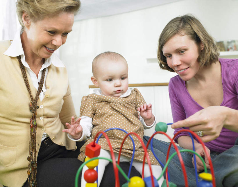 西方人,婴儿,儿童,老年人,三个人,母亲,儿子,祖母,三代同堂,坐,笑,微笑,露齿笑,横图,室内,白天,仰视,婴儿服装,游戏,纯洁,玩具,纺织品,欧洲,欧洲人,握,阴影,服装,装饰,反射,毛毯,毯子,影子,墙,拿,玩,拿着,注视,休闲装,娱乐,祖孙三代,墙壁,墙面,纺织,小孩,衣服,绿色,紫色,垫子,观察,看,休闲,温暖,温馨,母子,休闲服,可爱,母爱,童年,童趣,益智,握着,服饰,奶奶,观看,活动,祖孙,华丽,修饰,点缀,和睦,察看,发泄,关注,消遣,智力,宝宝,童真,烂漫,无邪,外婆,外祖母,外孙子,宣泄,衬托,美观,雅致,雅观,天真,老年女性,年轻女性,女人,女性,白种人,孩子,年轻人,全家福,孙子,玩耍,嬉戏,坐着,半身,彩图,低角度拍摄,婴儿服,融洽,多代同堂,妈妈