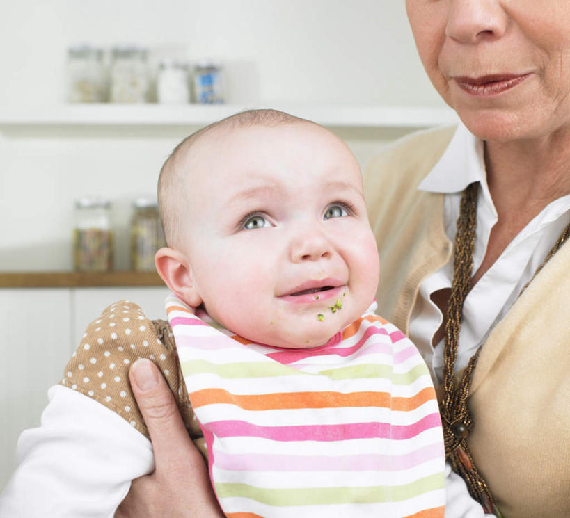 西方人,婴儿,儿童,老年人,两个人,家庭,祖母,站,抱,哭,横图,室内,白天,正面,婴儿服装,纯洁,欧洲,欧洲人,阴影,服装,反射,影子,墙,置物架,注视,休闲装,架子,墙壁,墙面,小孩,衣服,观察,看,站着,休闲,温暖,温馨,一家人,休闲服,可爱,眼泪,服饰,活泼,奶奶,抱着,观看,祖孙,和睦,察看,搂着,泪水,关注,宝宝,陈列架,纯真,烂漫,无邪,外婆,外祖母,外孙,外孙子,搁架,伶俐,天真,老年女性,女人,女性,白种人,孩子,孙子,怀抱,搂,搂抱,相抱,拥抱,站立,半身,彩图,婴儿服,哭泣,哭啼,融洽