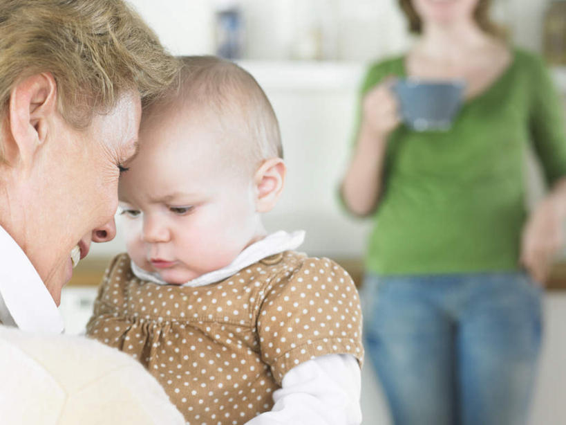 西方人,婴儿,儿童,老年人,三个人,母亲,儿子,祖母,三代同堂,站,抱,笑,微笑,露齿笑,横图,室内,白天,正面,婴儿服装,纯洁,杯子,欧洲,欧洲人,阴影,服装,朦胧,模糊,反射,瓷器,影子,咖啡杯,陶瓷制品,休闲装,祖孙三代,小孩,衣服,蓝色,绿色,站着,休闲,温暖,温馨,母子,休闲服,可爱,母爱,童年,童趣,服饰,奶奶,抱着,祖孙,和睦,搂着,宝宝,瓷杯,童真,烂漫,无邪,外婆,外祖母,外孙子,天真,老年女性,年轻女性,女人,女性,白种人,孩子,年轻人,全家福,孙子,怀抱,搂,搂抱,相抱,拥抱,站立,半身,彩图,婴儿服,融洽,多代同堂,妈妈