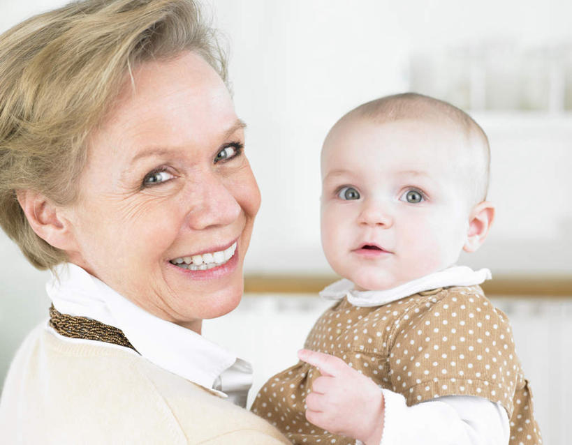 西方人,婴儿,儿童,老年人,脸,头,脸颊,头发,两个人,家庭,祖母,抱,笑,微笑,横图,室内,特写,白天,侧面,婴儿服装,纯洁,欧洲,欧洲人,阴影,服装,朦胧,模糊,反射,影子,墙,注视,休闲装,肩膀,墙壁,墙面,小孩,衣服,观察,看,休闲,温暖,温馨,一家人,休闲服,金色,可爱,服饰,活泼,奶奶,抱着,观看,祖孙,和睦,察看,搂着,关注,宝宝,纯真,烂漫,无邪,外婆,外祖母,外孙,外孙子,伶俐,天真,老年女性,女人,女性,白种人,孩子,头部,卷发,直发,脸部,脸蛋,面部,孙子,怀抱,搂,搂抱,相抱,拥抱,半身,彩图,婴儿服,融洽,短发