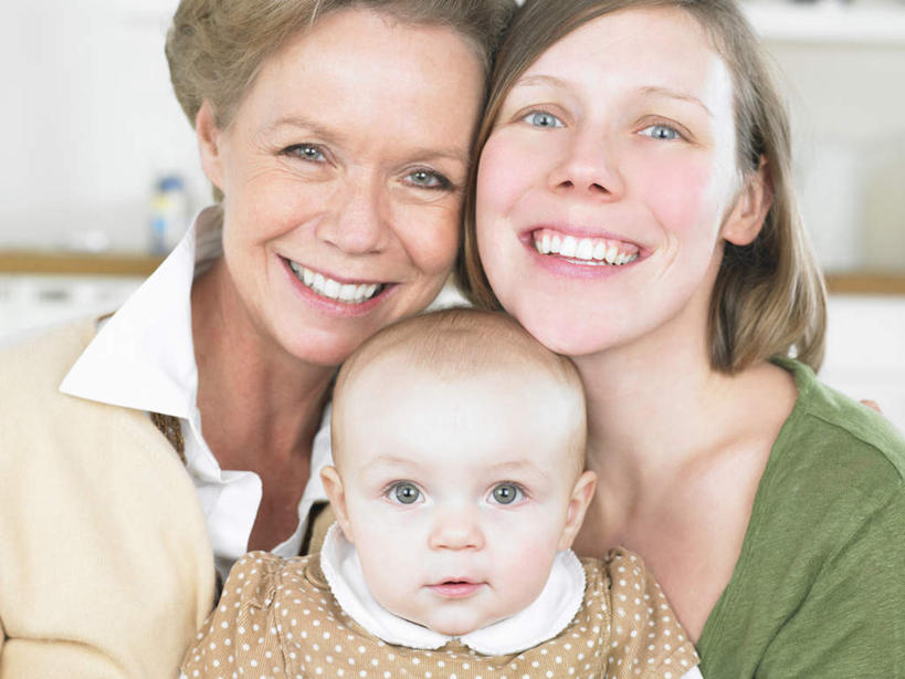 西方人,婴儿,儿童,老年人,脸,头,脸颊,头发,三个人,母亲,儿子,祖母,三代同堂,抱,笑,微笑,横图,室内,特写,白天,正面,婴儿服装,纯洁,欧洲,欧洲人,阴影,服装,朦胧,模糊,反射,影子,墙,注视,休闲装,祖孙三代,肩膀,墙壁,墙面,小孩,衣服,绿色,观察,看,休闲,温暖,温馨,母子,休闲服,金色,可爱,母爱,童年,童趣,服饰,奶奶,抱着,观看,祖孙,和睦,察看,搂着,关注,宝宝,童真,烂漫,无邪,外婆,外祖母,外孙子,天真,老年女性,年轻女性,女人,女性,白种人,孩子,年轻人,头部,卷发,直发,脸部,脸蛋,面部,全家福,孙子,怀抱,搂,搂抱,相抱,拥抱,半身,彩图,婴儿服,融洽,短发,多代同堂,妈妈