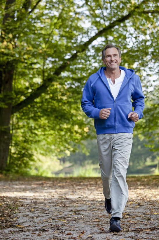 西方人,一个人,跑,笑,微笑,露齿笑,竖图,室外,白天,正面,运动服,锻炼,运动,美景,树林,植物,欧洲,欧洲人,仅一个男性,仅一个人,仅一个中年男性,阴影,服装,光线,影子,景观,注视,树,树木,衣服,蓝色,绿色,阳光,自然,观察,看,景色,服饰,生长,成长,观看,察看,衣着,穿着,关注,自然风光,衣饰,体育,男人,男性,中年男性,白种人,跑步,彩图,全身,健身,运动装