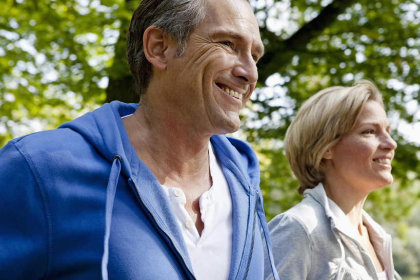 西方人,中年人,两个人,家庭,夫妻,跑,笑,微笑,露齿笑,横图,室外,白天,侧面,运动服,爱情,锻炼,运动,美景,树林,植物,欧洲,欧洲人,阴影,服装,朦胧,模糊,光线,影子,景观,浪漫,注视,树,树木,衣服,蓝色,绿色,灰色,阳光,自然,观察,看,温暖,温馨,一家人,景色,恩爱,恋人,服饰,生长,成长,观看,和睦,察看,衣着,穿着,关注,自然风光,衣饰,体育,男人,男性,女人,女性,中年男性,中年女性,白种人,夫妇,情侣,跑步,半身,彩图,健身,伴侣,融洽,运动装