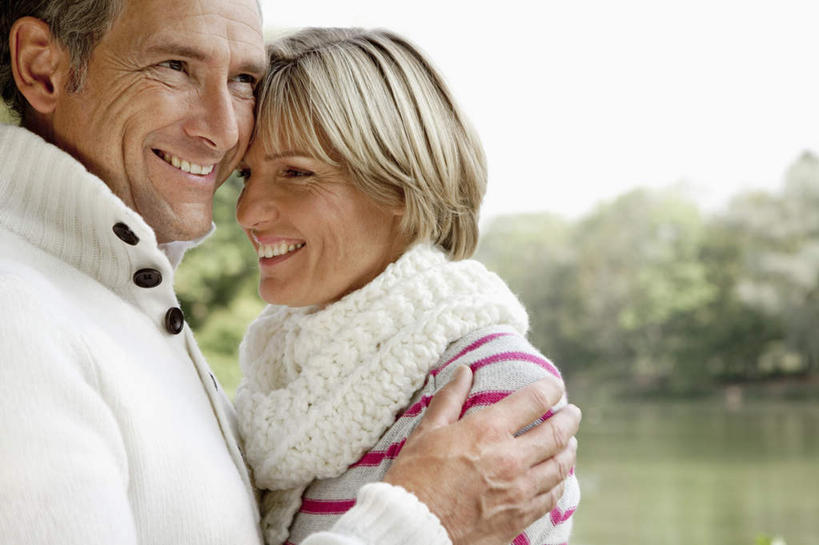 西方人,中年人,两个人,家庭,夫妻,站,抱,笑,微笑,露齿笑,横图,室外,白天,侧面,爱情,河流,美景,树林,水,植物,欧洲,欧洲人,阴影,服装,朦胧,模糊,光线,影子,河水,景观,水流,浪漫,注视,休闲装,树,树木,衣服,粉色,绿色,白色,天空,阳光,自然,天,观察,看,站着,休闲,温暖,温馨,一家人,休闲服,景色,恩爱,恋人,服饰,生长,晴朗,成长,抱着,观看,和睦,察看,搂着,关注,自然风光,万里无云,男人,男性,女人,女性,中年男性,中年女性,白种人,夫妇,情侣,晴空,晴空万里,怀抱,搂,搂抱,相抱,拥抱,站立,半身,彩图,伴侣,融洽