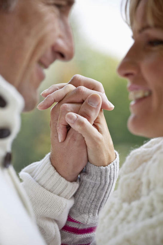 西方人,中年人,脸,头,脸颊,手,两个人,家庭,夫妻,站,握手,笑,微笑,露齿笑,竖图,室外,特写,白天,侧面,爱情,树林,植物,欧洲,欧洲人,双手,阴影,服装,朦胧,模糊,光线,影子,浪漫,休闲装,相视,树,树木,衣服,绿色,白色,天空,阳光,自然,天,站着,休闲,温暖,温馨,一家人,面对面,手部,休闲服,恩爱,恋人,服饰,生长,晴朗,成长,对视,和睦,互视,相对,万里无云,相看,男人,男性,女人,女性,中年男性,中年女性,白种人,头部,脸部,脸蛋,面部,夫妇,情侣,晴空,晴空万里,搀手,拉手,手搀手,手拉手,手牵手,手握手,站立,半身,彩图,伴侣,融洽