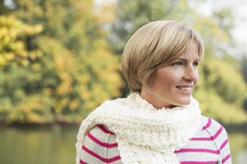 西方人,脸,头,脸颊,头发,一个人,站,笑,微笑,露齿笑,横图,室外,特写,白天,正面,花海,花圃,河流,美景,树林,水,植物,叶子,欧洲,欧洲人,仅一个女性,仅一个人,阴影,服装,朦胧,模糊,装饰,盛开,光线,影子,河水,景观,水流,花蕾,注视,休闲装,肩膀,花,花瓣,花朵,花卉,鲜花,树,树木,衣服,黄色,绿色,白色,灰色,阳光,自然,围巾,花丛,花束,花田,花苞,花蕊,观察,看,站着,仅一个中年女性,休闲,温暖,休闲服,金色,景色,服饰,生长,成长,围脖,观看,保暖,华丽,点缀,察看,御寒,关注,自然风光,衬托,美观,雅致,雅观,女人,女性,中年女性,白种人,头部,直发,脸部,脸蛋,面部,站立,半身,彩图,短发