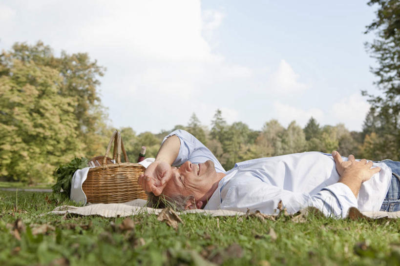 西方人,一个人,躺,举,闭眼,睡,交叉,横图,室外,白天,侧面,草地,草坪,树林,植物,竹子,纺织品,欧洲,欧洲人,仅一个男性,仅一个人,仅一个中年男性,阴影,竹制,装饰,编织,光线,篮子,毛毯,毯子,影子,云,云朵,云彩,草,树,树木,纺织,一个,蓝色,绿色,白云,蓝天,天空,阳光,自然,竹篮,垫子,天,托,温暖,生长,晴朗,单个,成长,竹条,华丽,修饰,交织,点缀,竹制品,衬托,美观,雅致,雅观,穿插,卧着,男人,男性,中年男性,白种人,晴空,闭眼睛,闭着眼,闭着眼睛,举起,举手,举着,困,困觉,寝息,睡觉,躺着,卧,向上举,向上伸,向上托,半身,彩图