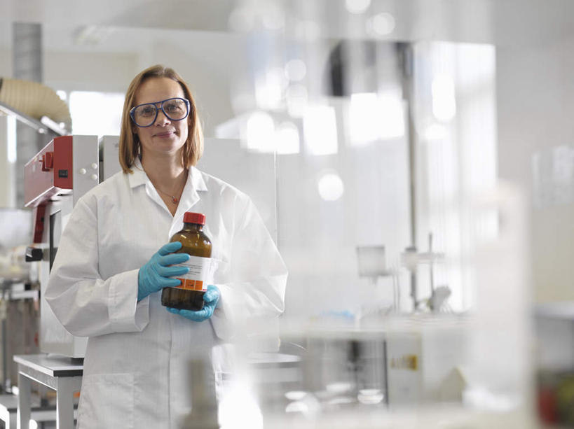 西方人,一个人,科学家,站,笑,微笑,横图,室内,白天,正面,工作服,制服,安全,机器,摆设,窗户,欧洲,欧洲人,仅一个女性,仅一个人,握,阴影,朦胧,模糊,反射,眼镜,影子,墙,实验室,研究室,防护,拿,拿着,注视,设备,玻璃窗,墙壁,墙面,玻璃制品,白色,玻璃瓶,瓶子,手套,观察,看,站着,仅一个中年女性,机械,握着,观看,护目镜,保护,察看,科研人员,关注,保险,研究者,装备,试验室,科学研究者,保全,周全,安稳,安定,防护手套,安全防护眼镜,工作制服,设置,平安,女人,女性,中年女性,白种人,科学工作者,站立,半身,彩图,工作套服,防护眼镜