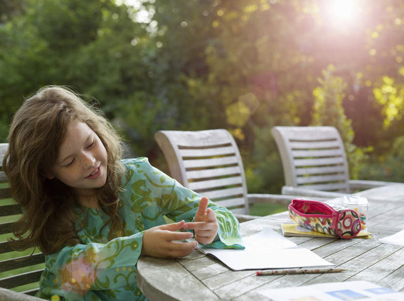 西方人,儿童,一个人,坐,笑,微笑,横图,室外,白天,正面,纯洁,树林,植物,桌面,桌子,椅子,欧洲,欧洲人,仅一个女性,仅一个人,握,阴影,服装,光线,木制,影子,木椅,记事本,拿,拿着,注视,休闲装,树,树木,小孩,衣服,绿色,阳光,自然,本子,笔记本,木制品,低头,观察,看,仅一个小孩,休闲,休闲服,可爱,童年,童趣,握着,服饰,生长,成长,观看,察看,关注,童真,烂漫,无邪,天真,女孩,女人,女性,白种人,孩子,坐着,半身,彩图,眩光,女生