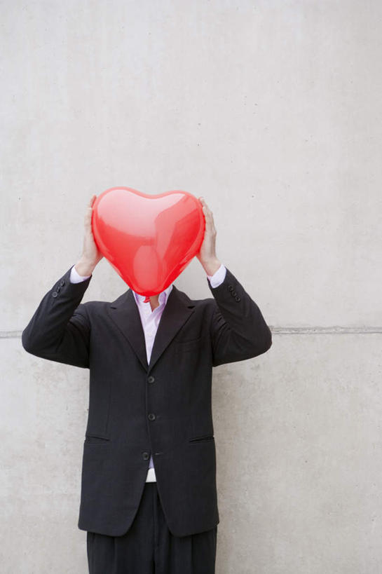 西方人,一个人,商务人士,商务男性,站,竖图,室外,白天,正面,衬衫,爱情,欧洲,欧洲人,仅一个男性,仅一个人,仅一个中年男性,握,套装,爱心,装饰,塑料,墙,浪漫,拿,拿着,注视,墙壁,墙面,红色,气球,塑料制品,观察,看,站着,温暖,温馨,心形,橡胶,恩爱,握着,遮,遮掩,观看,华丽,修饰,点缀,和睦,察看,掩盖,遮挡,关注,商务装,手插袋,单手插袋,工薪阶层,橡胶制品,遮盖,单手抄兜,单手放兜,衬托,美观,雅致,雅观,掩饰,男人,男性,中年男性,白种人,心型,白领,上班族,插兜,手插兜,手放口袋,站立,半身,彩图,衬衣,融洽,手抄兜
