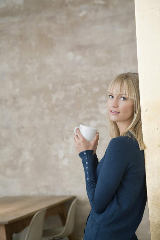 咖啡,西方人,一个人,站,笑,微笑,露齿笑,竖图,室内,白天,侧面,幸福,桌面,桌子,杯子,椅子,欧洲,欧洲人,仅一个女性,仅一个人,握,服装,木制,瓷器,木椅,墙,咖啡杯,陶瓷制品,拿,拿着,注视,休闲装,娱乐,墙壁,墙面,饮料,衣服,木制品,观察,看,靠,靠着,站着,仅一个中年女性,享受,休闲,温馨,休闲服,放松,乐趣,握着,服饰,观看,察看,提神,舒适,关注,瓷杯,醒脑,软饮料,女人,女性,中年女性,白种人,站立,半身,彩图