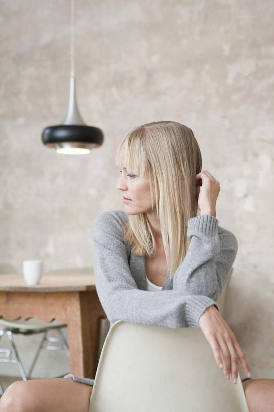 西方人,一个人,坐,竖图,室内,白天,正面,桌面,桌子,椅子,照明,欧洲,欧洲人,仅一个女性,仅一个人,撑,服装,木制,墙,灯光,扭头,注视,休闲装,吊灯,墙壁,墙面,灯,衣服,木制品,灯具,观察,看,转头,仅一个中年女性,休闲,休闲服,服饰,观看,照亮,察看,撑着,照明设备,关注,女人,女性,中年女性,白种人,坐着,半身,彩图