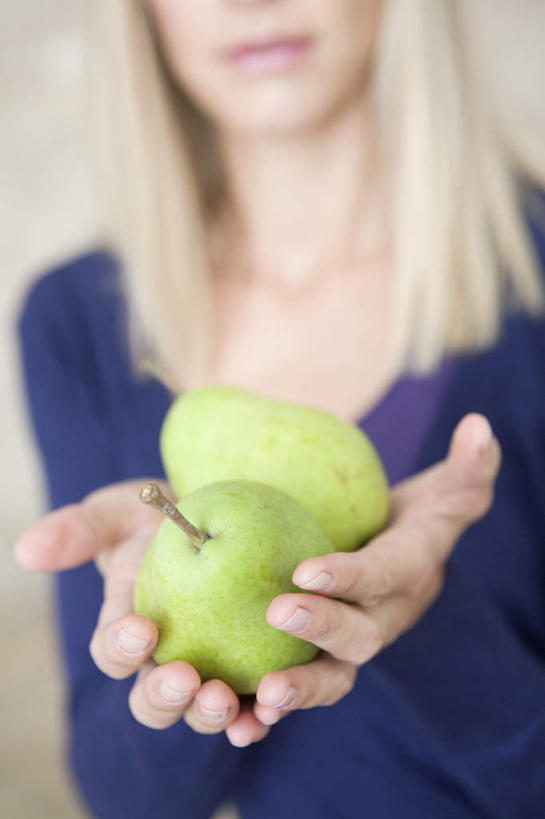 西方人,一个人,站,捧,竖图,室内,白天,正面,苹果,水果,欧洲,欧洲人,仅一个女性,仅一个人,握,服装,朦胧,模糊,新鲜,生食,食品,果实,拿,拿着,注视,休闲装,食物,一个,衣服,青苹果,观察,看,站着,仅一个中年女性,休闲,休闲服,握着,服饰,有机食品,绿色食品,单个,观看,察看,关注,女人,女性,中年女性,白种人,端,端着,捧着,手捧,站立,半身,彩图