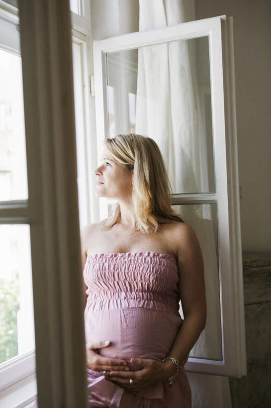 西方人,孕妇,一个人,站,摸,竖图,室内,白天,正面,窗户,窗帘,欧洲,欧洲人,仅一个女性,仅一个人,抚摸,服装,装饰,墙,注视,休闲装,玻璃窗,墙壁,墙面,衣服,帘子,观察,看,靠,靠着,站着,仅一个中年女性,休闲,怀孕,休闲服,遮阳,服饰,观看,华丽,修饰,点缀,察看,待产,关注,衬托,美观,雅致,雅观,妊娠,准妈妈,女人,女性,中年女性,白种人,产妇,触摸,接触,站立,半身,彩图