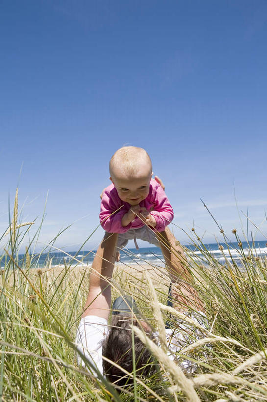 西方人,儿童,中年人,两个人,家庭,父亲,儿子,躺,举,抱,竖图,室外,白天,正面,纯洁,草地,草坪,海浪,海洋,沙滩,植物,欧洲,欧洲人,服装,沙子,海岸,浪花,水平线,辽阔,海平线,沙地,注视,休闲装,草,小孩,衣服,蓝色,绿色,蓝天,天空,海水,天,观察,看,托,休闲,广阔,温暖,温馨,父子,一家人,休闲服,父爱,可爱,童年,童趣,服饰,晴朗,抱着,观看,一望无际,和睦,察看,搂着,关注,海景,童真,烂漫,无邪,万里无云,无边无际,一马平川,卧着,天真,男孩,男人,男性,中年男性,白种人,孩子,大海,风浪,海,海水的波动,海滩,近岸浪,涌浪,晴空,晴空万里,举起,举手,举着,搂,搂抱,躺着,卧,向上举,向上伸,向上托,彩图,全身,融洽,水天相接,水天一线,男生