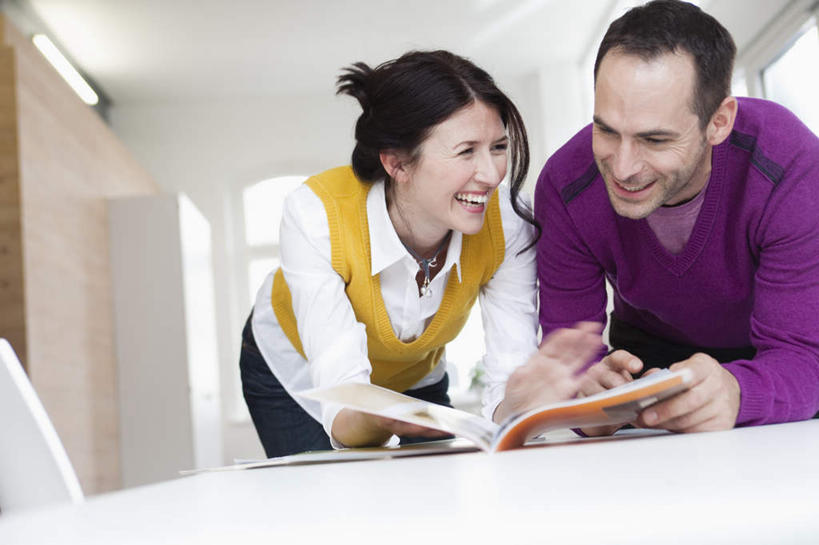 西方人,中年人,两个人,家庭,夫妻,站,笑,微笑,露齿笑,横图,室内,白天,正面,爱情,窗户,桌面,桌子,照明,欧洲,欧洲人,弯腰,握,阴影,服装,光线,木制,笔,材料,档案,文件,影子,纸,墙,灯光,办公用品,浪漫,拿,拿着,注视,休闲装,顶灯,玻璃窗,墙壁,墙面,灯,文具,衣服,木制品,手稿,学习用品,资料,灯具,观察,看,站着,休闲,温暖,温馨,一家人,休闲服,恩爱,握着,恋人,服饰,观看,文具用品,证明,照亮,和睦,察看,照明设备,关注,文档,弯身,男人,男性,女人,女性,中年男性,中年女性,白种人,夫妇,情侣,站立,半身,彩图,伴侣,融洽