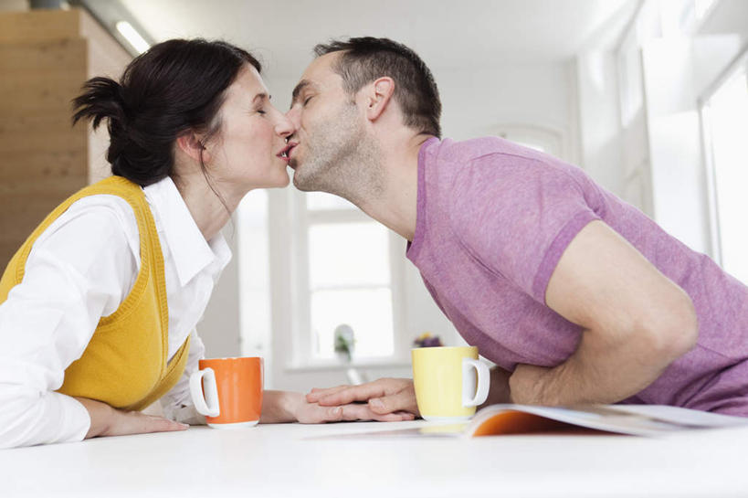 咖啡,西方人,中年人,两个人,家庭,夫妻,坐,闭眼,吻,横图,室内,白天,侧面,爱情,幸福,窗户,桌子,杯子,欧洲,欧洲人,服装,材料,档案,文件,纸,陶瓷,办公桌,墙,陶瓷制品,浪漫,休闲装,娱乐,玻璃窗,墙壁,墙面,饮料,衣服,马克杯,手稿,水杯,资料,享受,休闲,温暖,温馨,一家人,休闲服,恩爱,放松,乐趣,恋人,服饰,证明,和睦,提神,舒适,文档,醒脑,软饮料,男人,男性,女人,女性,中年男性,中年女性,白种人,夫妇,情侣,闭眼睛,闭着眼,闭着眼睛,接吻,亲,亲吻,亲嘴,坐着,半身,彩图,伴侣,融洽