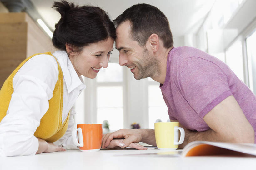 咖啡,西方人,中年人,两个人,家庭,夫妻,坐,笑,微笑,露齿笑,横图,室内,白天,侧面,爱情,幸福,窗户,桌子,杯子,欧洲,欧洲人,服装,材料,档案,文件,纸,陶瓷,办公桌,墙,陶瓷制品,浪漫,注视,休闲装,娱乐,玻璃窗,墙壁,墙面,饮料,衣服,马克杯,手稿,水杯,资料,观察,看,享受,休闲,温暖,温馨,一家人,休闲服,恩爱,放松,乐趣,恋人,服饰,观看,证明,和睦,察看,提神,舒适,关注,文档,醒脑,软饮料,男人,男性,女人,女性,中年男性,中年女性,白种人,夫妇,情侣,坐着,半身,彩图,伴侣,融洽