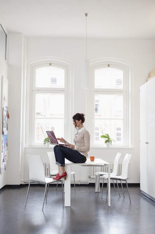 西方人,一个人,坐,竖图,室内,白天,侧面,电脑,笔记本电脑,植物,窗户,地板,桌子,椅子,欧洲,欧洲人,仅一个女性,仅一个人,敲打,服装,网络,盆栽,办公桌,墙,盆景,注视,休闲装,输入,通讯设备,玻璃窗,墙壁,墙面,衣服,绿色,自然,打字,观察,看,仅一个中年女性,休闲,休闲服,服饰,生长,成长,观看,点击,敲击,察看,无线,关注,通信设备,无线网络,无线上网,便携式电脑,按键,手提电脑,女人,女性,中年女性,白种人,坐着,彩图,全身