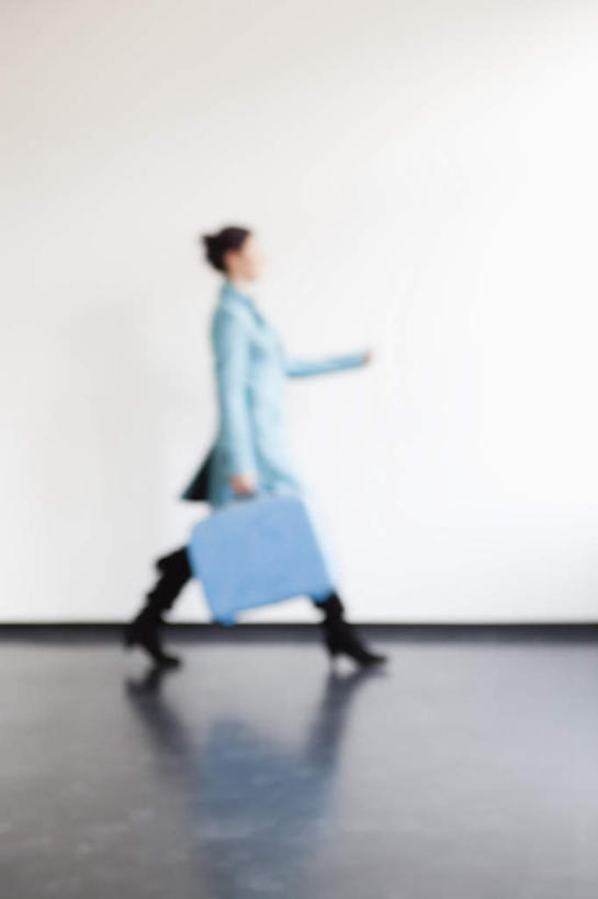 西方人,一个人,商务人士,商务女性,走,竖图,室内,白天,侧面,地板,欧洲,欧洲人,仅一个女性,仅一个人,握,套装,朦胧,模糊,包,公文包,墙,拿,拎,拿着,注视,墙壁,墙面,观察,看,仅一个中年女性,握着,公事包,观看,察看,关注,商务装,工薪阶层,女人,女性,中年女性,白种人,白领,上班族,步行,散步,走路,彩图,全身,拎着