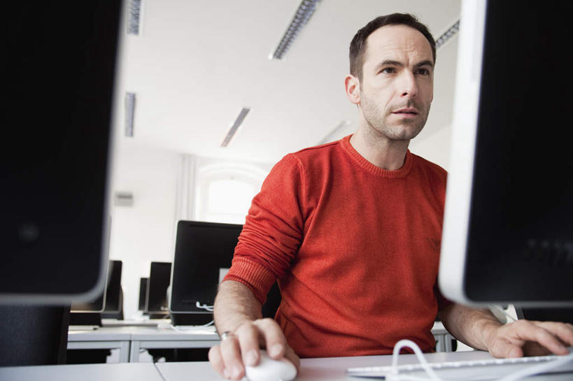 西方人,一个人,坐,横图,室内,白天,仰视,电脑,显示器,鼠标,键盘,天花板,桌子,欧洲,欧洲人,仅一个男性,仅一个人,仅一个中年男性,握,服装,网络,办公桌,拿,拿着,注视,休闲装,输入设备,通讯设备,衣服,红色,观察,看,休闲,休闲服,台式电脑,握着,服饰,观看,察看,关注,通信设备,输出设备,男人,男性,中年男性,白种人,坐着,半身,彩图,低角度拍摄