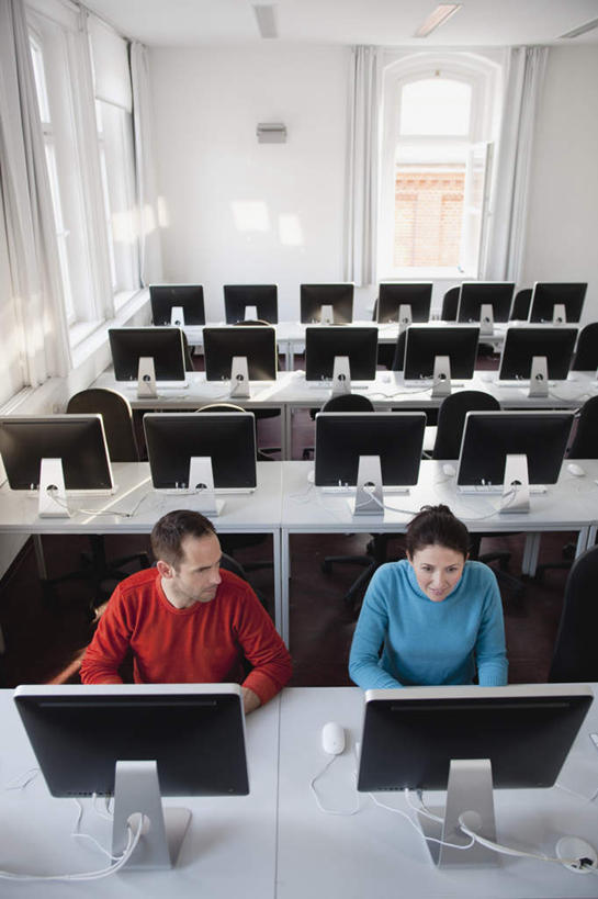 西方人,中年人,两个人,家庭,夫妻,坐,说,竖图,俯视,室内,白天,爱情,讨论,电脑,显示器,鼠标,键盘,窗户,门,桌子,欧洲,欧洲人,许多,服装,网络,办公桌,墙,很多,浪漫,注视,休闲装,输入设备,通讯设备,玻璃窗,墙壁,墙面,衣服,门框,观察,看,休闲,温暖,温馨,一家人,休闲服,台式电脑,恩爱,恋人,服饰,观看,和睦,察看,关注,通信设备,输出设备,交流,男人,男性,女人,女性,中年男性,中年女性,白种人,夫妇,情侣,沟通,讲话,交谈,商讨,说话,谈话,坐着,半身,彩图,高角度拍摄,伴侣,融洽