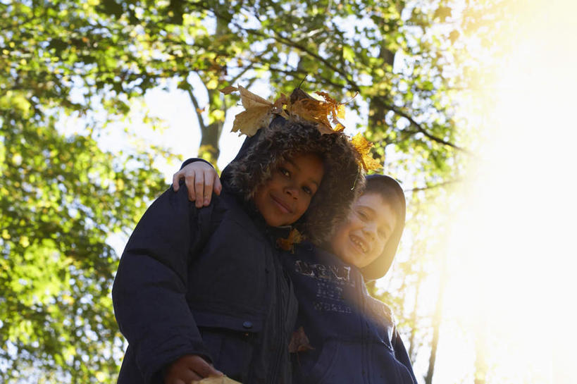 西方人,儿童,两个人,伙伴,朋友,站,笑,微笑,横图,室外,白天,仰视,友谊,纯洁,植物,叶子,欧洲,非洲,黑人,欧洲人,阴影,服装,光线,影子,枯叶,落叶,注视,休闲装,树,树木,小孩,衣服,绿色,阳光,自然,观察,看,站着,休闲,休闲服,可爱,童年,童趣,搭,服饰,生长,成长,观看,察看,搭着,关注,童真,烂漫,无邪,天真,友情,男孩,男人,男性,白种人,非洲人,叶,叶片,站立,半身,彩图,低角度拍摄,男生