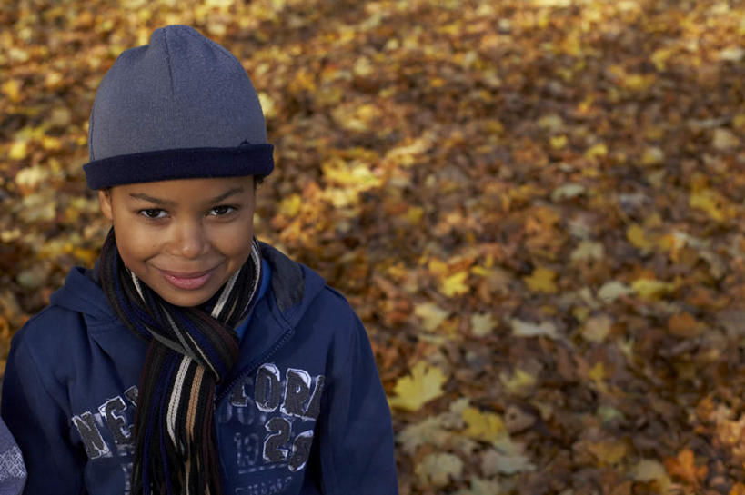 西方人,儿童,一个人,站,笑,微笑,横图,俯视,室外,白天,纯洁,帽子,叶子,欧洲,非洲,黑人,欧洲人,仅一个男性,仅一个人,阴影,服装,装饰,光线,影子,枯叶,落叶,注视,休闲装,小孩,衣服,阳光,围巾,观察,看,站着,仅一个小孩,休闲,温暖,休闲服,可爱,童年,童趣,服饰,围脖,观看,保暖,华丽,点缀,察看,御寒,关注,童真,烂漫,无邪,衬托,美观,雅致,雅观,棉帽,天真,男孩,男人,男性,非洲人,孩子,叶,叶片,站立,半身,彩图,高角度拍摄,男生