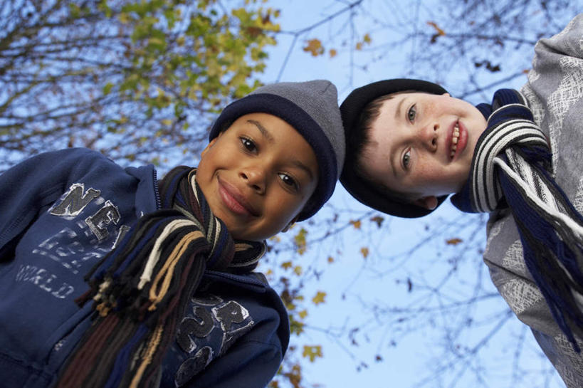 西方人,儿童,两个人,伙伴,朋友,站,笑,微笑,露齿笑,横图,室外,白天,仰视,友谊,纯洁,植物,帽子,欧洲,非洲,黑人,欧洲人,弯腰,服装,装饰,注视,休闲装,树,树木,小孩,衣服,蓝色,绿色,蓝天,天空,自然,围巾,天,观察,看,站着,休闲,温暖,休闲服,可爱,童年,童趣,服饰,生长,晴朗,成长,围脖,观看,保暖,华丽,点缀,察看,御寒,关注,童真,烂漫,无邪,万里无云,弯身,衬托,美观,雅致,雅观,棉帽,天真,友情,男孩,男人,男性,白种人,非洲人,晴空,晴空万里,站立,半身,彩图,低角度拍摄,男生