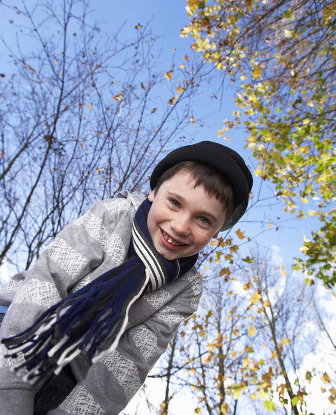 西方人,儿童,一个人,站,笑,微笑,露齿笑,竖图,室外,白天,仰视,纯洁,植物,帽子,欧洲,欧洲人,仅一个男性,仅一个人,弯腰,服装,装饰,注视,休闲装,树,树木,小孩,衣服,蓝色,绿色,蓝天,天空,自然,围巾,天,观察,看,站着,仅一个小孩,休闲,温暖,休闲服,可爱,童年,童趣,服饰,生长,晴朗,成长,围脖,观看,保暖,华丽,点缀,察看,御寒,关注,童真,烂漫,无邪,万里无云,弯身,衬托,美观,雅致,雅观,棉帽,天真,男孩,男人,男性,白种人,孩子,晴空,晴空万里,站立,半身,彩图,低角度拍摄,男生