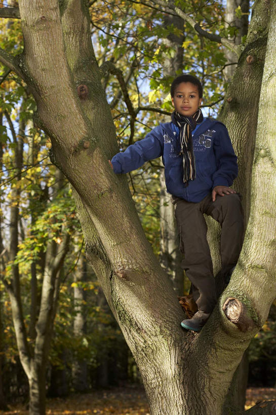 西方人,儿童,一个人,站,竖图,室外,白天,正面,纯洁,植物,叶子,欧洲,非洲,黑人,欧洲人,仅一个男性,仅一个人,服装,装饰,枯叶,落叶,注视,休闲装,树,树木,小孩,衣服,绿色,自然,围巾,扶,观察,看,站着,仅一个小孩,休闲,温暖,休闲服,可爱,童年,童趣,服饰,生长,成长,围脖,观看,保暖,华丽,点缀,察看,扶着,御寒,关注,童真,烂漫,无邪,衬托,美观,雅致,雅观,天真,男孩,男人,男性,非洲人,孩子,叶,叶片,站立,彩图,全身,男生