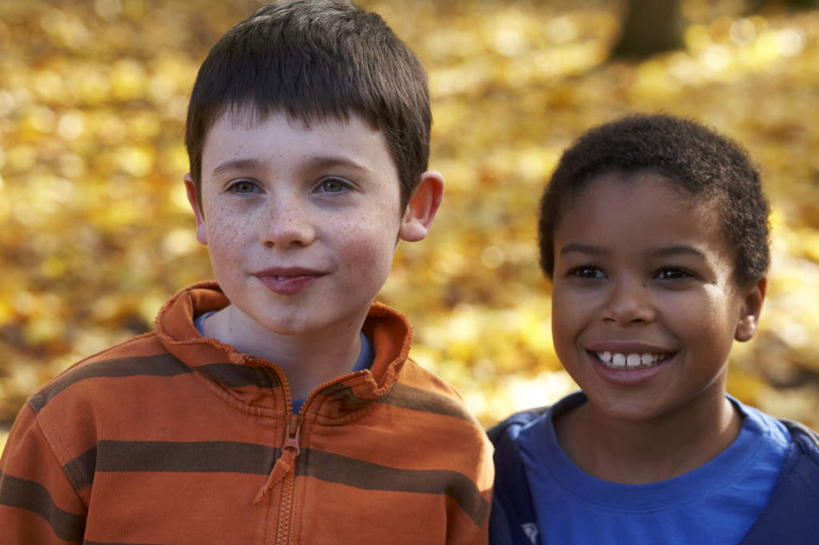 儿童,两个人,伙伴,朋友,站,笑,微笑,露齿笑,横图,室外,白天,正面,友谊,纯洁,叶子,阴影,服装,朦胧,模糊,光线,影子,枯叶,落叶,注视,休闲装,小孩,衣服,阳光,观察,看,站着,休闲,休闲服,可爱,童年,童趣,服饰,观看,察看,关注,童真,烂漫,无邪,天真,友情,男孩,男人,男性,叶,叶片,站立,半身,彩图,男生