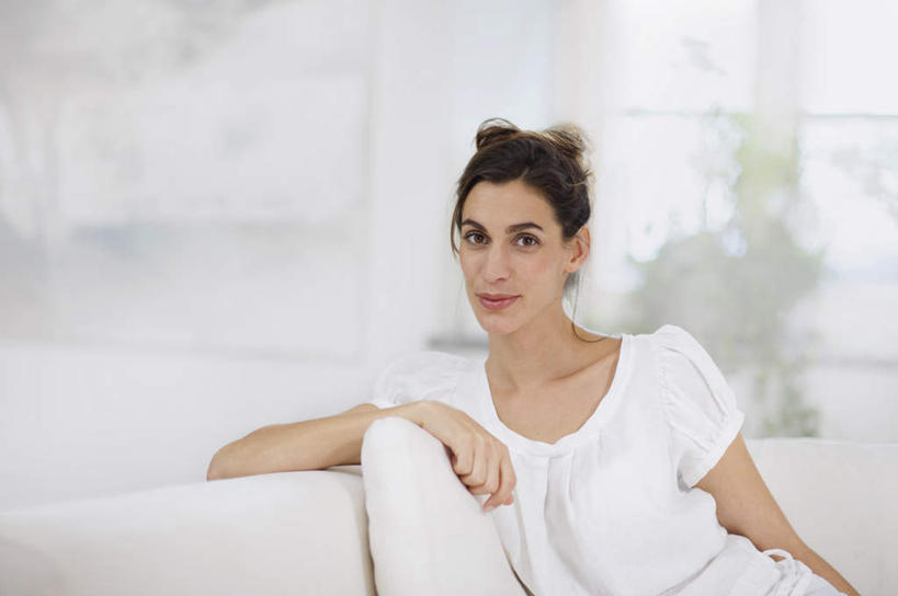 西方人,一个人,客厅,坐,横图,室内,白天,正面,窗户,靠垫,沙发,欧洲,欧洲人,仅一个女性,仅一个人,服装,靠枕,注视,休闲装,玻璃窗,衣服,垫子,枕头,观察,看,仅一个中年女性,休闲,休闲服,服饰,观看,察看,起居室,关注,布艺沙发,客堂,女人,女性,中年女性,白种人,坐着,半身,彩图