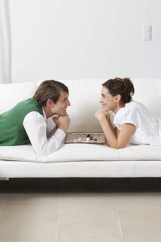 西方人,中年人,两个人,家庭,夫妻,客厅,躺,竖图,室内,白天,侧面,爱情,游戏,快乐,比赛,竞争,沙发,欧洲,欧洲人,撑,服装,浪漫,玩,托腮,休闲装,娱乐,相视,衣服,托,休闲,温暖,温馨,一家人,面对面,休闲服,棋盘,恩爱,益智,恋人,服饰,活动,对视,和睦,起居室,互视,发泄,消遣,智力,托下巴,相对,围棋,布艺沙发,相看,宣泄,客堂,卧着,男人,男性,女人,女性,中年男性,中年女性,白种人,夫妇,情侣,躺着,玩耍,卧,嬉戏,半身,彩图,伴侣,融洽