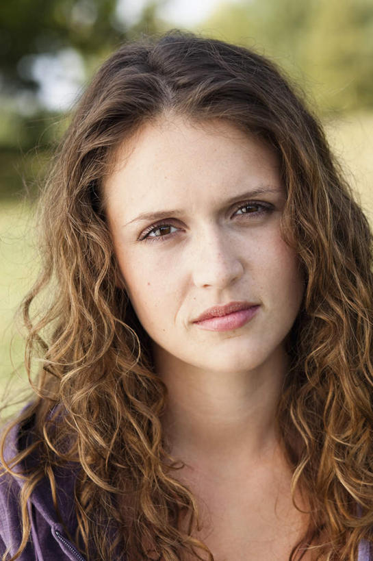 西方人,脸,头,脸颊,一个人,竖图,室外,特写,白天,正面,草地,草坪,树林,植物,欧洲,欧洲人,仅一个年轻女性,仅一个女性,仅一个人,服装,朦胧,模糊,棕色,注视,休闲装,肩膀,草,树,树木,衣服,绿色,自然,观察,看,休闲,休闲服,服饰,生长,成长,观看,察看,关注,年轻女性,女人,女性,白种人,头部,长发,卷发,脸部,脸蛋,面部,半身,彩图