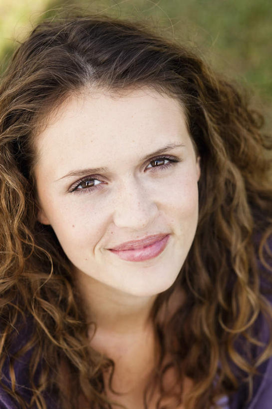 西方人,脸,头,脸颊,头发,一个人,躺,笑,微笑,竖图,俯视,室外,特写,白天,草地,草坪,植物,欧洲,欧洲人,仅一个年轻女性,仅一个女性,仅一个人,朦胧,模糊,棕色,注视,肩膀,草,绿色,观察,看,观看,察看,关注,卧着,年轻女性,女人,女性,白种人,头部,长发,卷发,脸部,脸蛋,面部,躺着,卧,半身,彩图,高角度拍摄