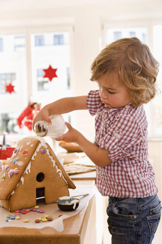 点心,西方人,儿童,一个人,站,举,笑,微笑,露齿笑,竖图,彩色,室内,白天,侧面,绘画,纯洁,厨房,桌面,桌子,欧洲,圣诞节,欧洲人,仅一个女性,仅一个人,许多,握,服装,节日,朦胧,模糊,庆祝,艺术,笔,陶瓷,墙,食品,糖,糖果,甜点,甜品,办公用品,陶瓷制品,很多,拿,拿着,注视,休闲装,文化,墙壁,墙面,文具,食物,糕点,一个,小孩,衣服,画笔,容器,学习用品,碗,饼干,甜食,零食,观察,看,托,站着,仅一个小孩,庆典,休闲,休闲服,可爱,童年,童趣,握着,服饰,单个,观看,纪念,储藏,五颜六色,颜料,文具用品,美术,色彩斑斓,察看,储存,关注,五彩缤纷,童真,硬糖,烂漫,无邪,姜饼,五彩斑斓,五光十色,姜饼屋,德式姜饼,天真,女孩,女人,女性,白种人,孩子,举起,举手,举着,向上举,向上伸,向上托,站立,半身,彩图,灶间,丙烯颜料,厨房料理台,圣诞姜饼屋,贮存,女生,料理台