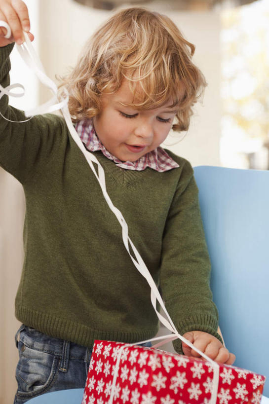 西方人,儿童,一个人,客厅,坐,举,笑,微笑,露齿笑,竖图,室内,白天,正面,纯洁,窗户,落地窗,沙发,礼盒,礼物,欧洲,欧洲人,仅一个女性,仅一个人,握,服装,朦胧,模糊,丝绸,丝带,纸盒,墙,缎带,拿,拿着,注视,休闲装,玻璃窗,墙壁,墙面,绸带,盒子,一个,小孩,衣服,绿色,包装盒,礼品盒,低头,观察,看,托,仅一个小孩,休闲,休闲服,可爱,童年,童趣,握着,服饰,礼品,单个,观看,察看,起居室,关注,布艺沙发,童真,烂漫,无邪,垂头,客堂,天真,女孩,女人,女性,白种人,孩子,举起,举手,举着,向上举,向上伸,向上托,坐着,半身,彩图,女生