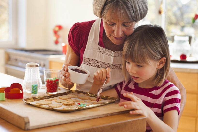 点心,果汁,西方人,儿童,老年人,两个人,家庭,祖母,站,笑,微笑,露齿笑,横图,俯视,室内,白天,爱情,烹饪,纯洁,厨房,桌面,桌子,杯子,餐具,厨具,欧洲,欧洲人,一排,许多,握,服装,爱心,朦胧,模糊,整齐,粘稠,碟子,盘,围裙,塑料,墙,调料,食品,糖,饮品,调味品,曲奇,很多,浪漫,拿,调味料,拿着,注视,休闲装,墙壁,墙面,玻璃制品,食物,饮料,排列,小孩,衣服,白色,盘子,容器,刷子,水杯,塑料制品,碟,碗,饼干,零食,低头,观察,看,站着,休闲,温暖,温馨,心形,一家人,休闲服,恩爱,可爱,童年,童趣,握着,服饰,奶奶,模具,观看,祖孙,储藏,糖浆,和睦,察看,储存,队列,关注,可口,曲奇饼,童真,黏稠,曲奇饼干,烂漫,无邪,烹饪用具,外婆,外孙女,外祖母,垂头,浓厚,适口,天真,老年女性,女孩,女人,女性,白种人,孩子,心型,孙女,玻璃杯,烹调用具,烹调,站立,半身,彩图,高角度拍摄,灶间,厨房料理台,烧烤刷,融洽,贮存,女生,料理台