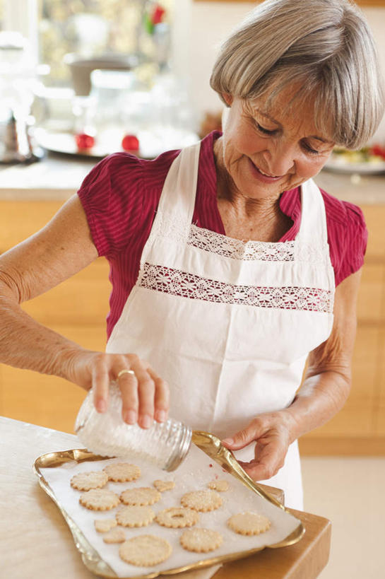 点心,西方人,一个人,站,笑,微笑,露齿笑,竖图,俯视,室内,白天,厨房,桌面,桌子,餐具,欧洲,欧洲人,仅一个女性,仅一个人,一排,许多,握,服装,朦胧,模糊,整齐,碟子,盘,围裙,墙,食品,糖,糖果,甜点,甜品,曲奇,很多,拿,拿着,注视,休闲装,墙壁,墙面,食物,排列,一个,衣服,白色,盘子,瓶子,塑料制品,碟,饼干,甜食,零食,巧克力,低头,观察,看,站着,休闲,休闲服,塑料瓶,握着,服饰,仅一个老年女性,单个,观看,朱古力,黑巧克力,察看,队列,关注,曲奇饼,曲奇饼干,垂头,老年女性,女人,女性,白种人,站立,半身,彩图,高角度拍摄,灶间,厨房料理台,料理台