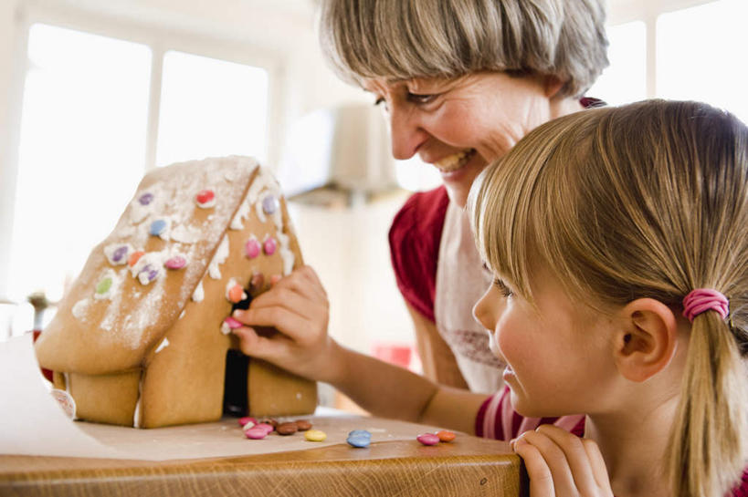 点心,西方人,儿童,老年人,脸,头,脸颊,手,两个人,家庭,祖母,站,笑,微笑,露齿笑,横图,彩色,室内,特写,白天,正面,纯洁,厨房,窗户,桌面,桌子,欧洲,圣诞节,欧洲人,双手,许多,握,服装,节日,朦胧,模糊,庆祝,墙,食品,糖,糖果,甜点,甜品,很多,拿,拿着,注视,休闲装,文化,肩膀,玻璃窗,墙壁,墙面,食物,糕点,小孩,衣服,饼干,甜食,零食,观察,看,站着,庆典,休闲,温暖,温馨,一家人,手部,休闲服,可爱,童年,童趣,握着,服饰,奶奶,观看,纪念,祖孙,五颜六色,色彩斑斓,和睦,察看,关注,五彩缤纷,童真,硬糖,烂漫,无邪,姜饼,外婆,外孙女,外祖母,五彩斑斓,五光十色,姜饼屋,德式姜饼,天真,老年女性,女孩,女人,女性,白种人,孩子,头部,脸部,脸蛋,面部,孙女,站立,半身,彩图,灶间,厨房料理台,圣诞姜饼屋,融洽,女生,料理台