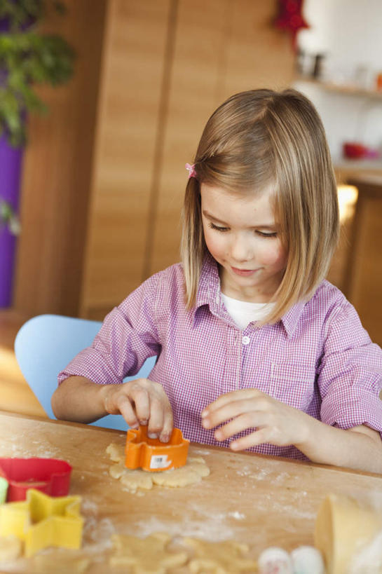 西方人,儿童,一个人,站,笑,微笑,露齿笑,竖图,俯视,室内,白天,爱情,纯洁,厨房,桌面,桌子,欧洲,欧洲人,仅一个女性,仅一个人,握,服装,爱心,朦胧,模糊,粉末,星星,面粉,浪漫,拿,粮食,拿着,注视,休闲装,小孩,衣服,观察,看,站着,仅一个小孩,休闲,温暖,温馨,心形,星形,休闲服,粉,恩爱,可爱,童年,童趣,握着,服饰,模具,观看,农产品,和睦,察看,关注,五角形,童真,烂漫,无邪,原材料,粉状,天真,女孩,女人,女性,白种人,孩子,心型,五角星,站立,半身,彩图,高角度拍摄,灶间,厨房料理台,融洽,女生,料理台