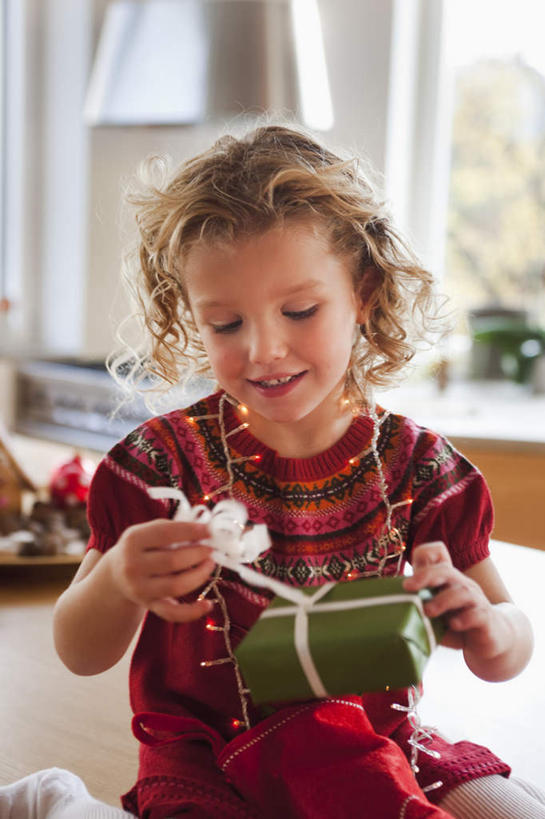 西方人,儿童,一个人,坐,笑,微笑,露齿笑,竖图,室内,白天,正面,纯洁,窗户,落地窗,袋子,礼盒,礼物,欧洲,圣诞节,欧洲人,仅一个女性,仅一个人,一堆,许多,握,堆叠,堆积,服装,节日,朦胧,模糊,庆祝,包装袋,瓷砖,地砖,丝绸,丝带,纸袋,纸盒,墙,缎带,地面,很多,拿,拿着,注视,休闲装,文化,玻璃窗,墙壁,墙面,绸带,盒子,一个,小孩,衣服,红色,绿色,白色,包装盒,礼品盒,低头,观察,看,仅一个小孩,庆典,休闲,休闲服,可爱,童年,童趣,握着,服饰,礼品,单个,观看,纪念,堆,察看,关注,礼品袋,童真,烂漫,无邪,垂头,天真,女孩,女人,女性,白种人,孩子,坐着,半身,彩图,女生