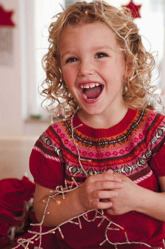 西方人,儿童,一个人,坐,笑,微笑,露齿笑,竖图,室内,白天,正面,纯洁,窗户,落地窗,袋子,礼物,欧洲,圣诞节,欧洲人,仅一个女性,仅一个人,一堆,许多,握,堆叠,堆积,服装,节日,朦胧,模糊,庆祝,包装袋,瓷砖,地砖,丝绸,丝带,纸袋,墙,缎带,地面,很多,拿,拿着,注视,休闲装,文化,玻璃窗,墙壁,墙面,绸带,小孩,衣服,红色,白色,观察,看,仅一个小孩,庆典,休闲,休闲服,可爱,童年,童趣,握着,服饰,礼品,观看,纪念,堆,察看,关注,礼品袋,童真,烂漫,无邪,天真,女孩,女人,女性,白种人,孩子,坐着,半身,彩图,女生