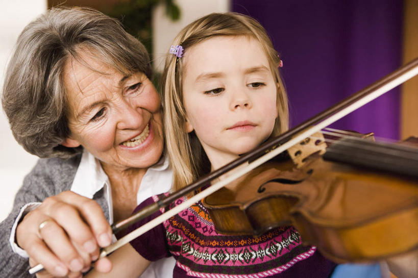 西方人,儿童,老年人,脸,头,脸颊,手,两个人,家庭,祖母,坐,蹲,笑,微笑,横图,室内,特写,白天,正面,纯洁,窗户,桌面,桌子,椅子,欧洲,欧洲人,一把,握,服装,朦胧,模糊,木制,墙,乐器,弦乐器,小提琴,拿,拿着,注视,休闲装,肩膀,玻璃窗,墙壁,墙面,小孩,衣服,蓝色,木制品,观察,看,靠,靠着,休闲,温暖,温馨,一家人,手部,休闲服,可爱,童年,童趣,搭,握着,服饰,奶奶,观看,祖孙,单手,和睦,察看,搭着,关注,弓拉弦乐器,弓拉弦鸣乐器,童真,烂漫,无邪,外婆,外孙女,外祖母,天真,老年女性,女孩,女人,女性,白种人,孩子,头部,脸部,脸蛋,面部,孙女,蹲着,坐着,半身,彩图,融洽,女生