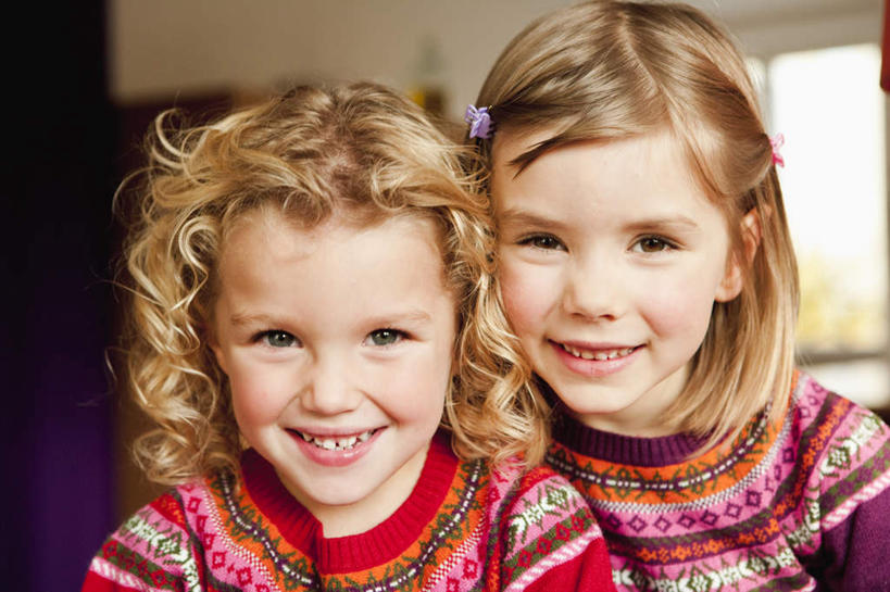 西方人,儿童,脸,头,脸颊,两个人,家庭,笑,微笑,露齿笑,横图,室内,特写,白天,正面,纯洁,窗户,欧洲,欧洲人,服装,朦胧,模糊,装饰,头饰,墙,注视,休闲装,肩膀,玻璃窗,墙壁,墙面,一个,小孩,衣服,发夹,发饰,夹子,饰品,观察,看,靠,靠着,休闲,温暖,温馨,一家人,休闲服,可爱,童年,童趣,搭,服饰,单个,观看,华丽,修饰,点缀,和睦,察看,搭着,关注,童真,烂漫,无邪,配饰,衬托,美观,雅致,雅观,天真,女孩,女人,女性,白种人,头部,脸部,脸蛋,面部,半身,彩图,融洽,女生