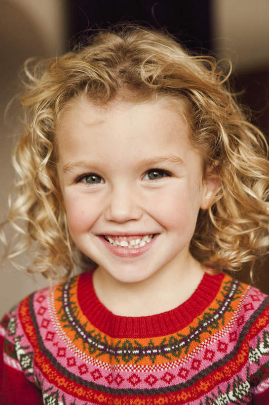 西方人,儿童,脸,头,脸颊,头发,一个人,站,笑,微笑,露齿笑,竖图,室内,特写,白天,正面,纯洁,欧洲,欧洲人,仅一个女性,仅一个人,服装,朦胧,模糊,墙,注视,休闲装,肩膀,墙壁,墙面,小孩,衣服,观察,看,站着,仅一个小孩,休闲,休闲服,金色,可爱,童年,童趣,服饰,观看,察看,关注,童真,烂漫,无邪,天真,女孩,女人,女性,白种人,孩子,头部,卷发,脸部,脸蛋,面部,站立,半身,彩图,短发,女生