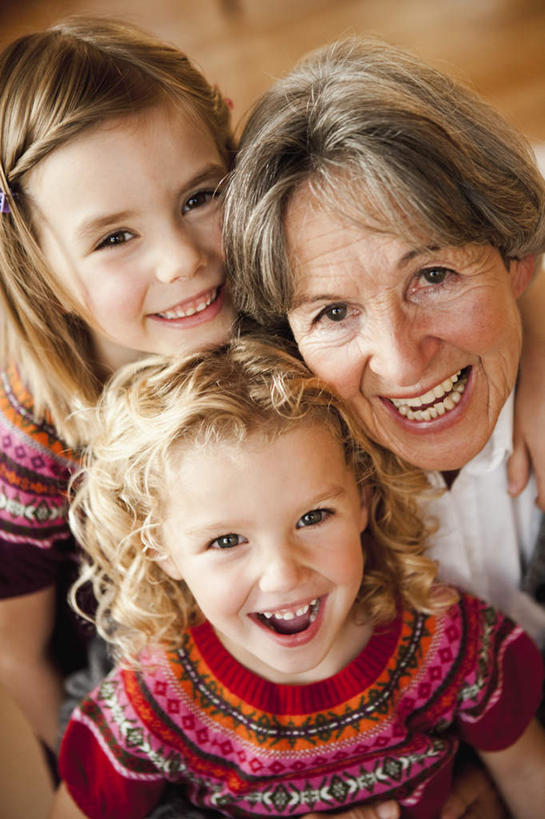 西方人,儿童,老年人,脸,头,脸颊,三个人,家庭,祖母,站,笑,微笑,露齿笑,竖图,俯视,室内,特写,白天,纯洁,窗户,窗帘,欧洲,欧洲人,服装,朦胧,模糊,装饰,墙,注视,休闲装,肩膀,玻璃窗,墙壁,墙面,小孩,衣服,帘子,观察,看,靠,靠着,站着,休闲,温暖,温馨,一家人,休闲服,遮阳,可爱,童年,童趣,搭,服饰,奶奶,观看,祖孙,华丽,修饰,点缀,和睦,察看,搭着,关注,童真,烂漫,无邪,外婆,外孙女,外祖母,衬托,美观,雅致,雅观,天真,老年女性,女孩,女人,女性,白种人,孩子,头部,脸部,脸蛋,面部,孙女,站立,半身,彩图,高角度拍摄,融洽,女生